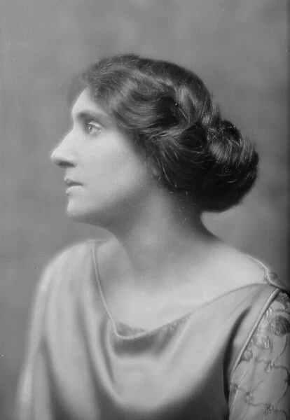Reicher, Heding, Miss, portrait photograph, 1915 Feb. 4. Creator: Arnold Genthe