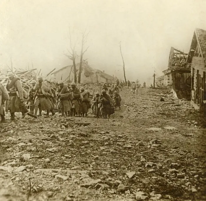 Framed Print : Relief infantry at the attack of Douaumont, northern France, 1916 Framed Print : Relief infantry at the attack of Douaumont, northern France, 1916
