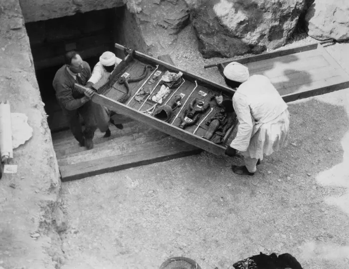 Framed Print : Removing a tray of chariot parts from the Tomb of Tutankhamun, Valley of the Kings, Egypt, 1922 Framed Print : Removing a tray of chariot parts from the Tomb of Tutankhamun, Valley of the Kings, Egypt, 1922