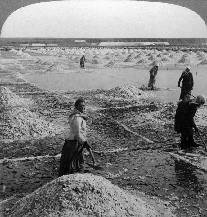 Framed Print : Reservoir after evaporation, turning up the salt fields, Solinen, Russia. Artist: Underwood & Underwood Framed Print : Reservoir after evaporation, turning up the salt fields, Solinen, Russia. Artist: Underwood & Underwood