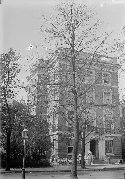 Framed Print : Residence of Mr. And Mrs. William F. Hitt, 1914. Creator: Harris & Ewing. Residence of Mr. And Mrs. William F. Hitt, 1914. Creator: Harris & Ewing