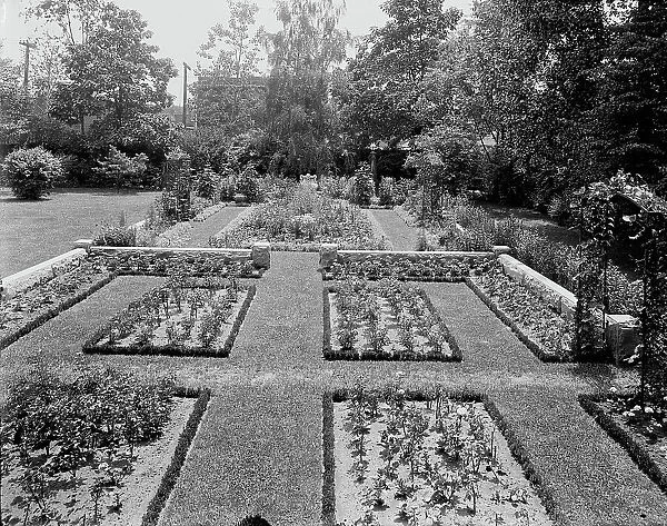 Residence of Mrs. Franklin H. Walker, garden, Detroit, Mich. between 1905 and 1915. Creator: Unknown