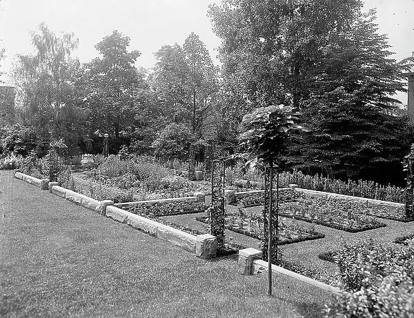Residence of Mrs. Franklin H. Walker, garden, Detroit, Mich. between 1905 and 1915. Creator: Unknown