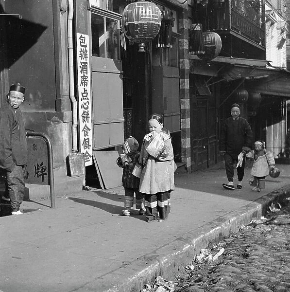 Returning home, Chinatown, San Francisco, between 1896 and 1906. Creator: Arnold Genthe