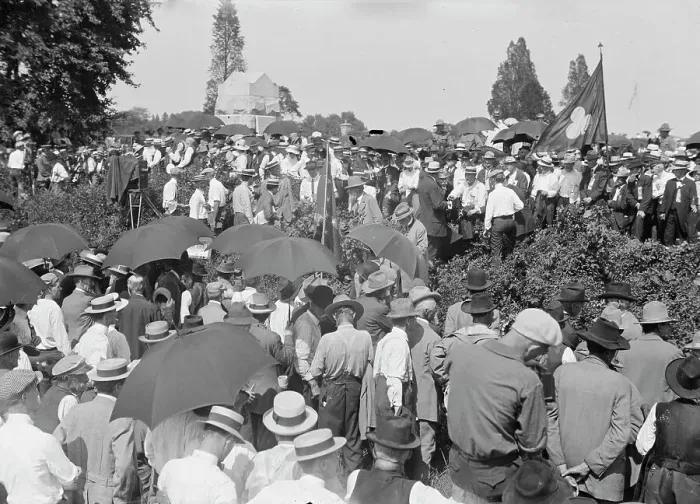 Framed Print : The reunion at Bloody Angle - Pickett's men in for[e]ground; Union men lined against wall, 1913. Creator: Bain News Service