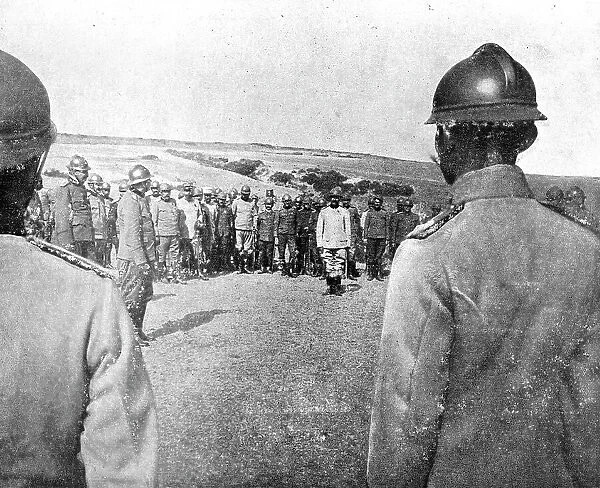 Reunion d'officiers serbes autour du colonel Vassitch, qui prit Monastir aux Turcs le nov... 1916. Creator: Unknown