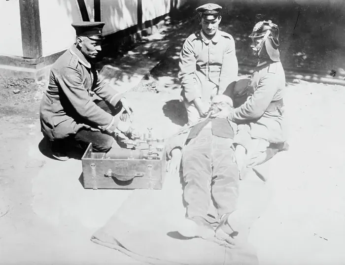 Framed Print : Reviving wounded German with Pulmotor, between 1914 and c1915. Creator: Bain News Service Framed Print : Reviving wounded German with Pulmotor, between 1914 and c1915. Creator: Bain News Service