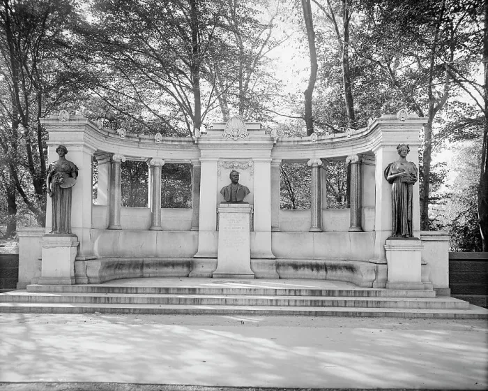 Framed Print : Richard Morris Hunt Memorial, New York, N.Y. between 1900 and 1910. Creator: Unknown Framed Print : Richard Morris Hunt Memorial, New York, N.Y. between 1900 and 1910. Creator: Unknown