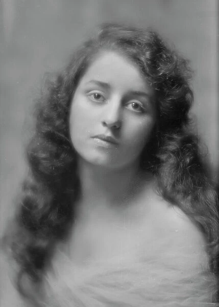 Risser, Marguerite, Miss, portrait photograph, 1915 Feb. 9. Creator: Arnold Genthe