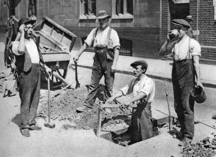 Framed Print : Road menders, London, 1926-1927 Framed Print : Road menders, London, 1926-1927