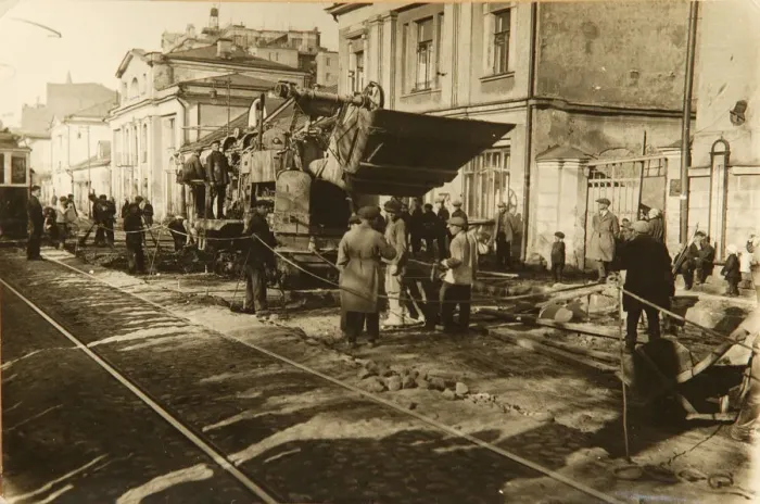 Framed Print : Roadworks in Tverskaya Street, Moscow, USSR, 1920s
