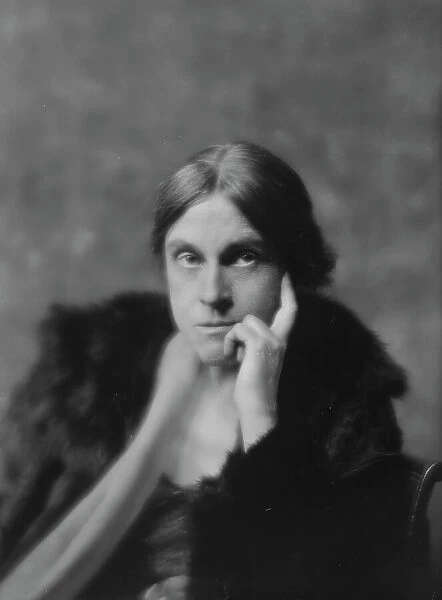Roberts, Mary, Mrs. portrait photograph, 1915. Creator: Arnold Genthe