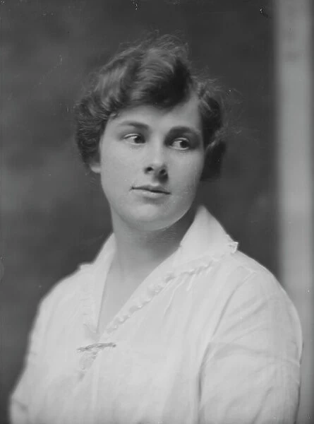 Robinson, M. Miss, portrait photograph, 1917 Mar. 10. Creator: Arnold Genthe