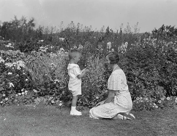 Rochester, Mrs. and Dudley, outdoors, 1931 July 25. Creator: Arnold Genthe