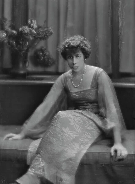 Roe, A.L. Mrs. portrait photograph, 1915. Creator: Arnold Genthe