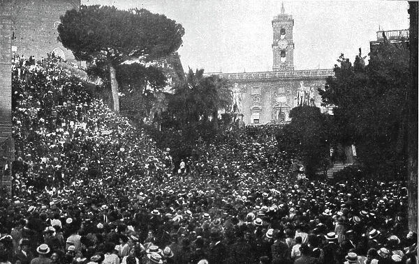 A Rome : L'Anniversaire de l'entrée en guerre de l'Italie. --La foule sur les rampes du...mai 1916. Creator: Unknown