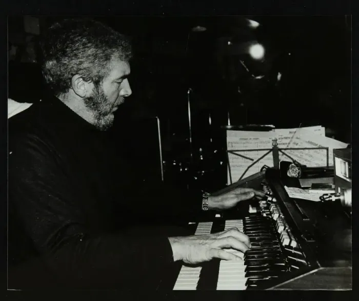Framed Print : Ron Lohn playing the electronic organ at The Bell, Codicote, Hertfordshire, 22 February 1981 Framed Print : Ron Lohn playing the electronic organ at The Bell, Codicote, Hertfordshire, 22 February 1981