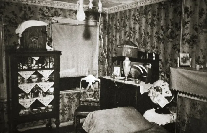 Framed Print : Room within a New York tenement block, USA, early 1930s Framed Print : Room within a New York tenement block, USA, early 1930s