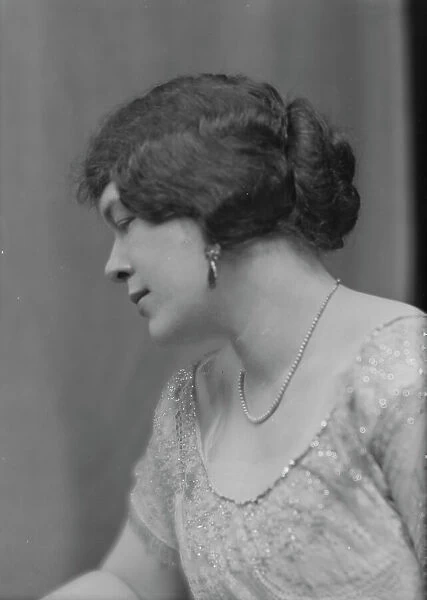 Rowan, Jeanne, Miss, portrait photograph, 1915 Jan. 9. Creator: Arnold Genthe