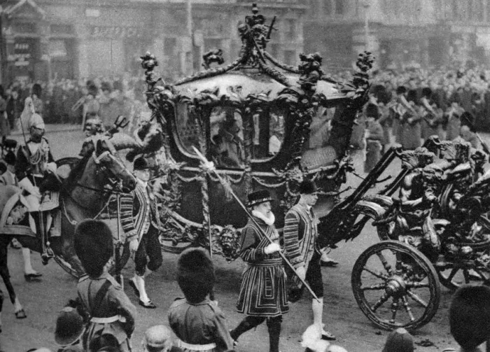 Framed Print : The royal coach on its way to open parliament, London, 1926-1927 Framed Print : The royal coach on its way to open parliament, London, 1926-1927