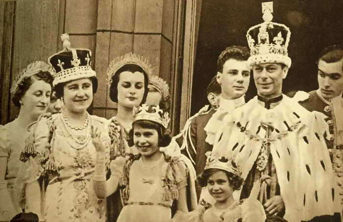 Framed Print : The Royal Family on the Balcony at Buckingham Palace, 1937. Creator: Photochrom Co Ltd of London Framed Print : The Royal Family on the Balcony at Buckingham Palace, 1937. Creator: Photochrom Co Ltd of London
