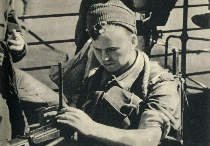 Framed Print : Royal Marine checking his machine gun, World War II, c1939-c1943 (1944). Creator: Unknown Framed Print : Royal Marine checking his machine gun, World War II, c1939-c1943 (1944). Creator: Unknown