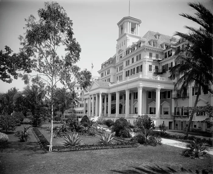Framed Print : The Royal Poinciana Hotel, entrance, Palm Beach, Fla. 1902. Creator: Unknown Framed Print : The Royal Poinciana Hotel, entrance, Palm Beach, Fla. 1902. Creator: Unknown