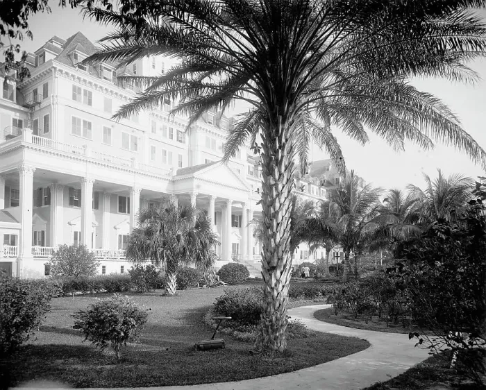 Framed Print : The Royal Poinciana Hotel, entrance, Palm Beach, Fla. 1902. Creator: Unknown Framed Print : The Royal Poinciana Hotel, entrance, Palm Beach, Fla. 1902. Creator: Unknown