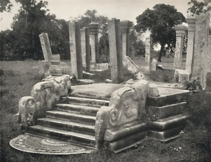 Framed Print : Ruinen einer Pfeilerhalle, davor Treppe mit Mondstein (s. Tafel 79), Anuradhapura, 1926 Framed Print : Ruinen einer Pfeilerhalle, davor Treppe mit Mondstein (s. Tafel 79), Anuradhapura, 1926