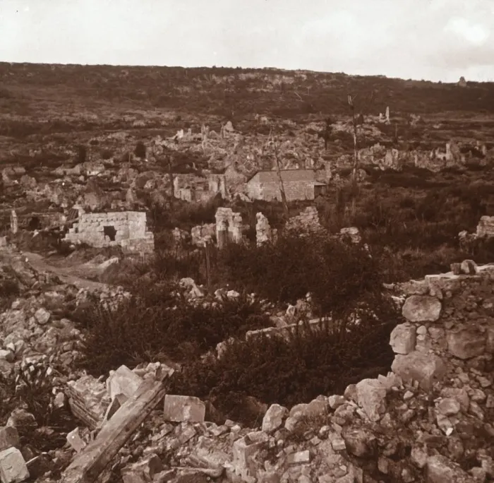 Framed Print : Ruins, Anizy-le-Chateau, northern France, c1914-c1918