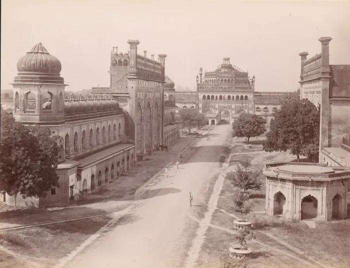 Framed Print : Rumi Darwaza and gateway of the Bara Imambara (left) with jawab (Facsimilie Gatewa