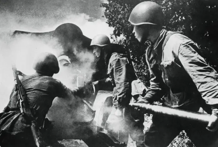 Framed Print : Russian artillery in action, Eastern Front, 1943 Framed Print : Russian artillery in action, Eastern Front, 1943