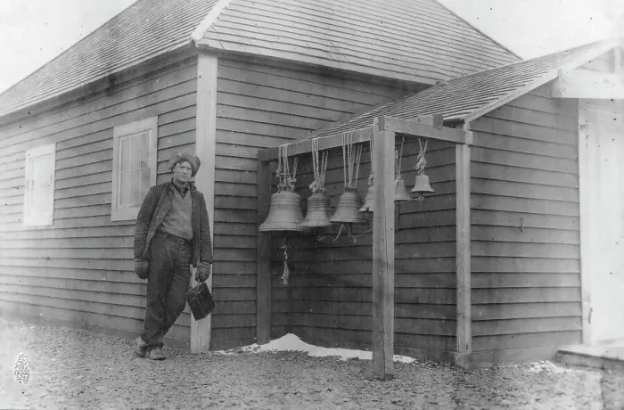 Framed Print : Russian chimes, between c1900 and c1930. Creator: Unknown Framed Print : Russian chimes, between c1900 and c1930. Creator: Unknown