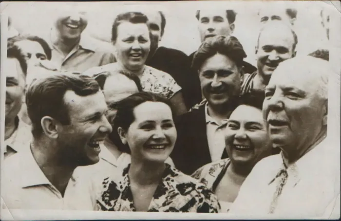 Framed Print : Russian cosmonaut Yuri Gagarin with his wife, 1962 Framed Print : Russian cosmonaut Yuri Gagarin with his wife, 1962