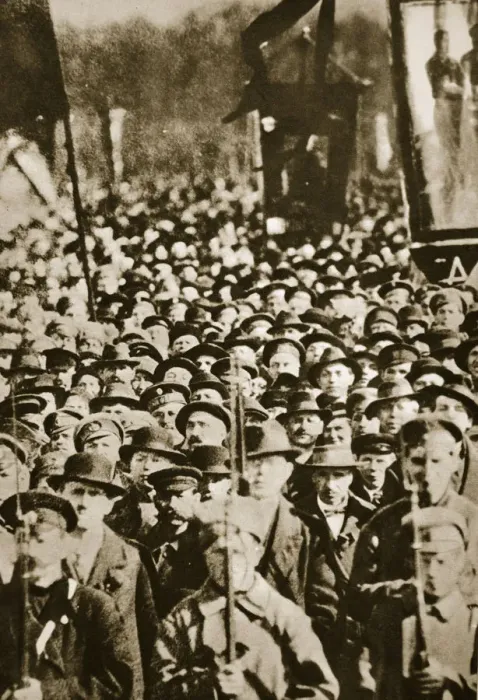 Framed Print : Russian revolutionaries in Petrograd (St Petersburg), Russia, 1917 Framed Print : Russian revolutionaries in Petrograd (St Petersburg), Russia, 1917