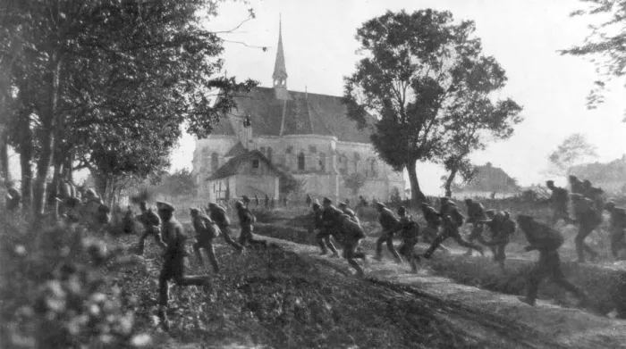 Framed Print : Russian troops retreating in disarray, Ternopil, Ukraine, First World War, 1 July 1917 Framed Print : Russian troops retreating in disarray, Ternopil, Ukraine, First World War, 1 July 1917