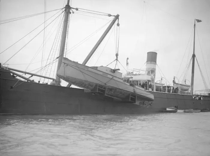 Framed Print : Sabin being shipped, 1912. Creator: Kirk & Sons of Cowes Framed Print : Sabin being shipped, 1912. Creator: Kirk & Sons of Cowes