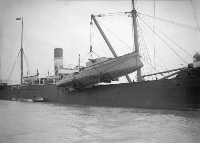 Framed Print : Sabin being shipped, 1912. Creator: Kirk & Sons of Cowes Framed Print : Sabin being shipped, 1912. Creator: Kirk & Sons of Cowes