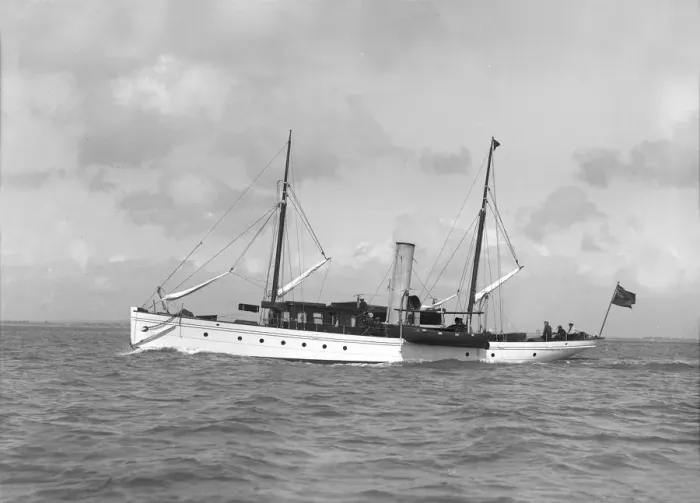 Framed Print : The sailing yacht Saevuna, 1911. Creator: Kirk & Sons of Cowes Framed Print : The sailing yacht Saevuna, 1911. Creator: Kirk & Sons of Cowes