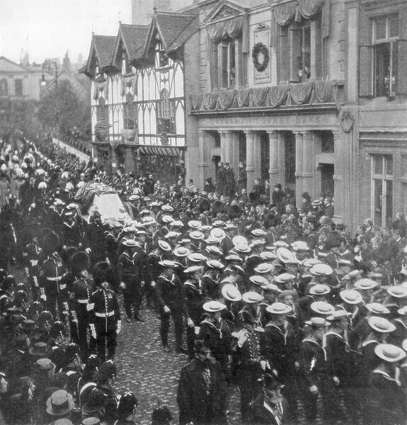 Sailors pulling the gun carriage carrying the coffin of Queen Victoria, Windsor, Berkshire, 1901