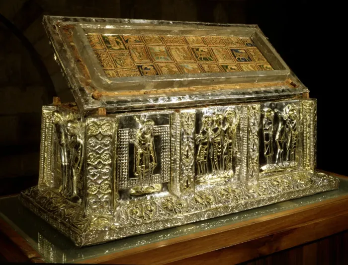 Framed Print : Saint Isidore reliquary box in silver gilt, preserved in the Real Collegiate Church Framed Print : Saint Isidore reliquary box in silver gilt, preserved in the Real Collegiate Church
