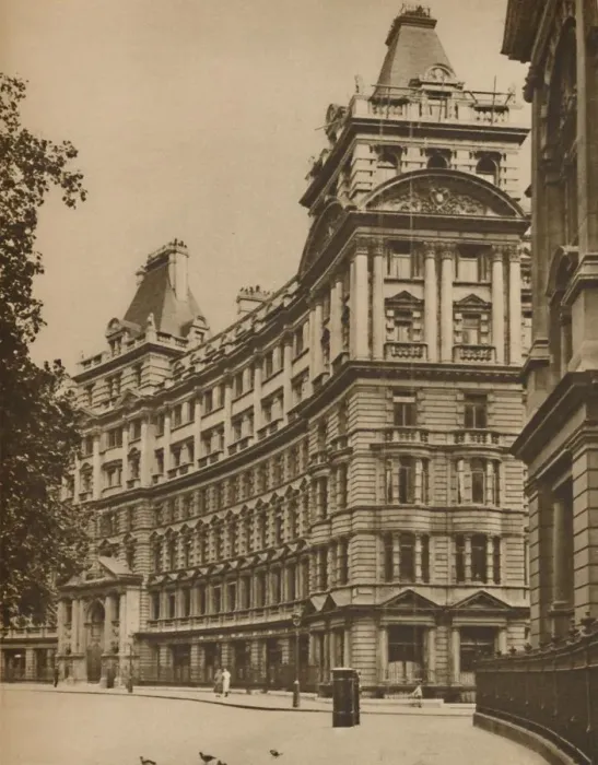Framed Print : Salisbury House: Palatial Business Premises in the City, c1935. Creator: Donald McLeish Framed Print : Salisbury House: Palatial Business Premises in the City, c1935. Creator: Donald McLeish