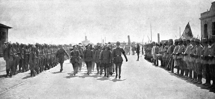 Framed Print : A Salonique; Debarquement du contingent italien le 10 aout ; nos allies s'avancent entre une double Creator: Unknown Framed Print : A Salonique; Debarquement du contingent italien le 10 aout ; nos allies s'avancent entre une double Creator: Unknown