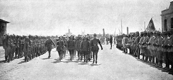 A Salonique; Debarquement du contingent italien le 10 aout ; nos allies s'avancent entre une double Creator: Unknown