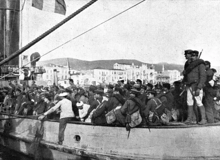 Framed Print : A Salonique; Des reguliers grecs, qui ont quitte l'armee apres avoir fait le coup de feu contre les Creator: Unknown