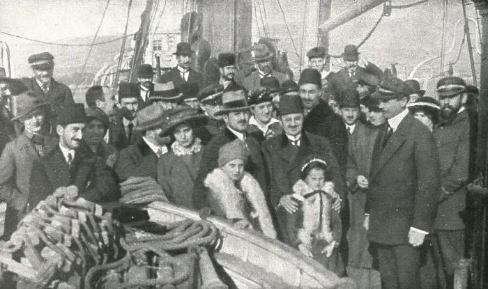 Framed Print : A Salonique; L'arrivee a Toulon des consuls arretes, de leurs familles et du... 1916 (1924) Creator: Unknown Framed Print : A Salonique; L'arrivee a Toulon des consuls arretes, de leurs familles et du... 1916 (1924) Creator: Unknown