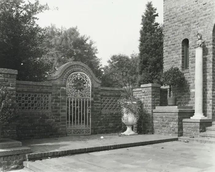 Framed Print : Samuel Longstreth Parrish Art Museum, 25 Jobs Lane, Southampton, New York, c1915. Creator: Frances Benjamin Johnston Framed Print : Samuel Longstreth Parrish Art Museum, 25 Jobs Lane, Southampton, New York, c1915. Creator: Frances Benjamin Johnston