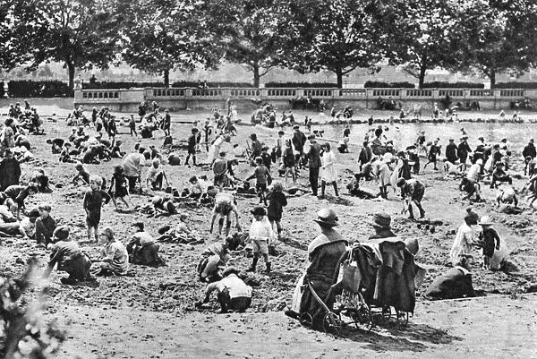 Sand pit, Bishops Park, Fulham, London, 1926-1927