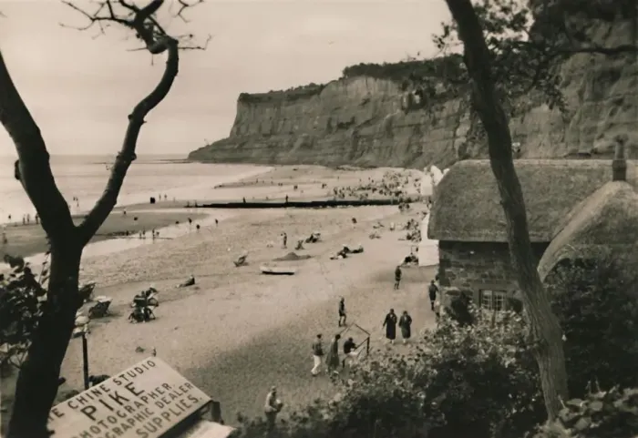 Framed Print : Sands and Old Shanklin Head, Shanklin, I. W. c1920. Creator: Unknown Framed Print : Sands and Old Shanklin Head, Shanklin, I. W. c1920. Creator: Unknown