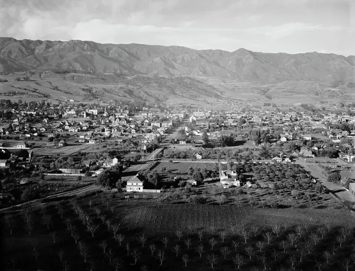 Framed Print : Santa Barbara, Cal. between 1900 and 1906. Creator: Unknown Framed Print : Santa Barbara, Cal. between 1900 and 1906. Creator: Unknown